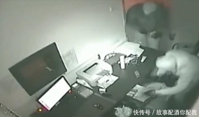 发觉|女子深夜值班，发觉不对劲想要去把门锁死，接下来的一幕让人傻眼