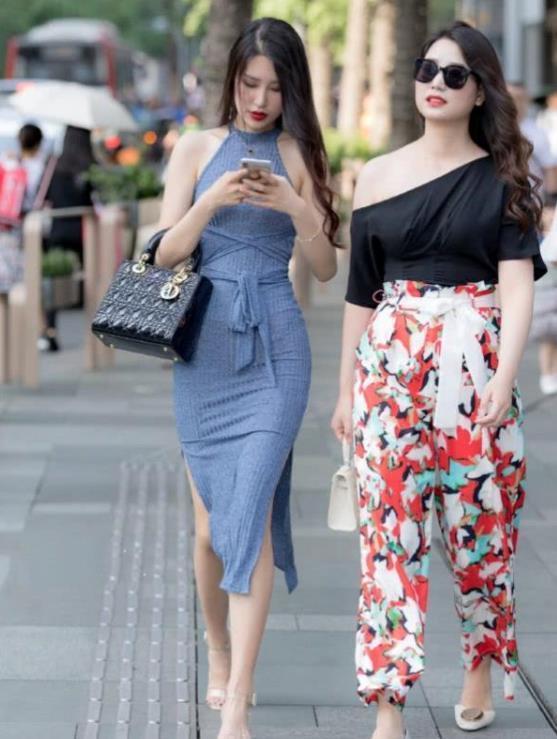 女神|街拍:秀丽端庄的美女,身穿半袖连衣裙,时尚优雅女神气质