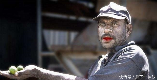  跟头|出差到外国一个小村落，村民冲我一笑，吓我一个跟头！