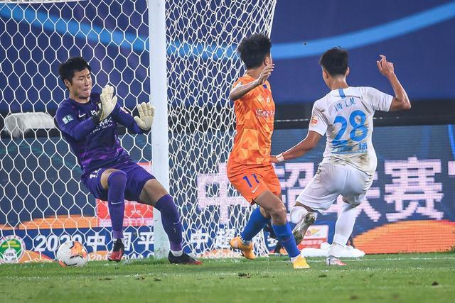 刘洋|感谢刘洋致命失误!鲁能终于输一场,李霄鹏送大连人中超首胜