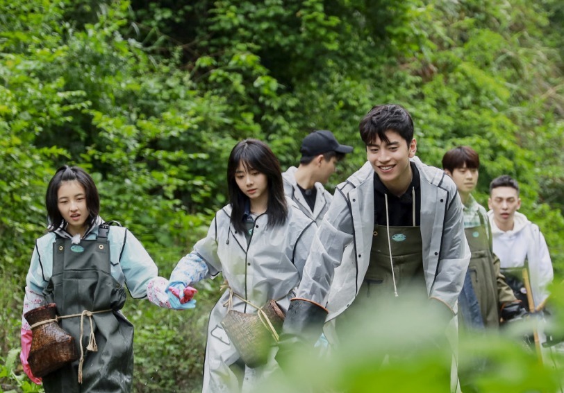 做客|鹿晗做客《向往的生活》,谁留意到身后跟着的嘉宾收视不用愁了