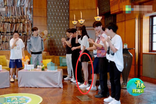  沈腾和关晓|有种“白袜腿”叫关晓彤，明明什么都没穿，却白的像有一层长筒袜