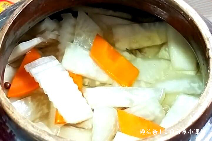  用料|腌咸菜时，有人用料汁有人用白酒，都不对，教你正确做法，太脆了