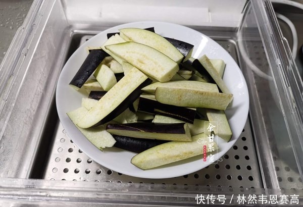  饭菜|一家三口的午餐，家常下饭菜简单味美，精细搭配家人都喜欢