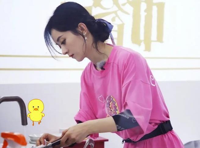 赵丽颖|中餐厅:节目组“心太狠”?明知是隔夜黄桃,眼睁睁看赵丽颖误食