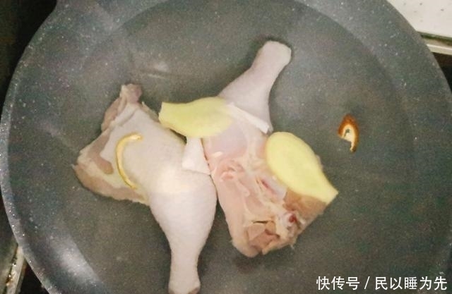 柠檬|鸡腿不炖也不炸,放入柠檬拌一下,酸辣开胃又下饭