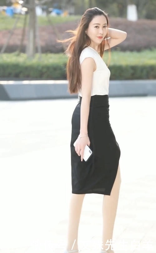 其是对于|街拍：女人到了30岁要怎么穿？过膝包臀裙成为首选，展现无尽女人味