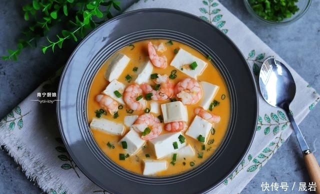 美味|喜欢吃豆腐的要收藏,加入咸蛋黄和虾仁这样煮,入味又鲜香美味