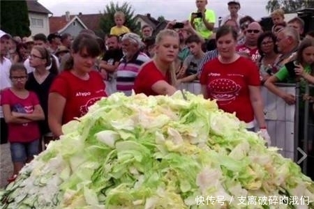 制作|实拍 德国“巨型”汉堡的制作现场,肉片20公分厚,谁吃完送别墅