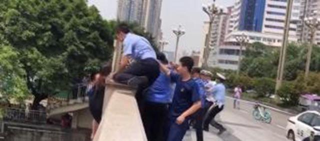  情绪激动|只知道哭和摇头！成都一女子九眼桥要跳河，疑似打孩子被父亲批