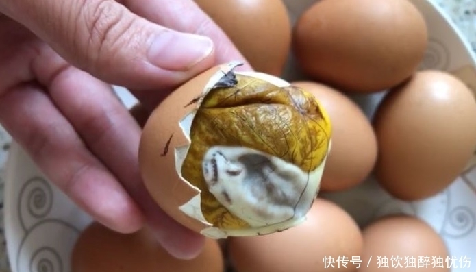 气愤|女子早餐店剥开一个坏鸡蛋,气愤不已时,老板却让她品尝一口