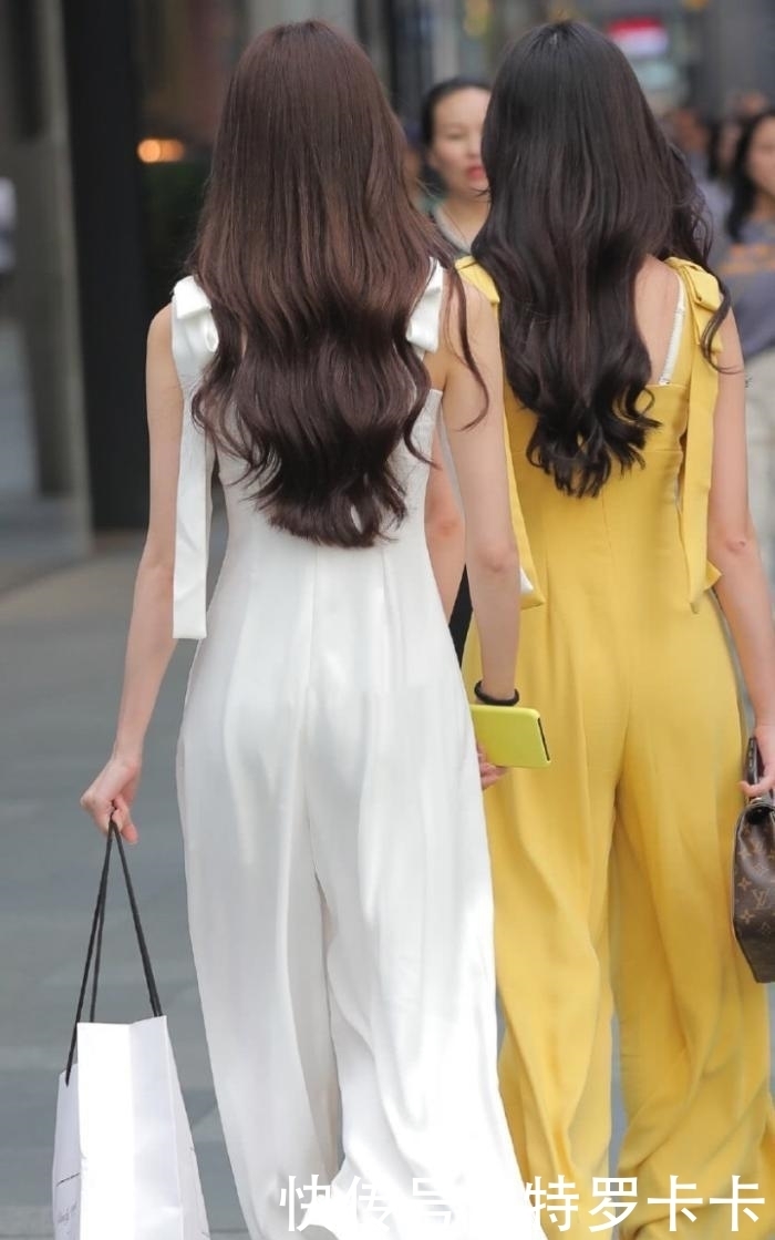 小姐姐|街拍穿搭好看又一致的小姐姐们,原来是双胞胎呀