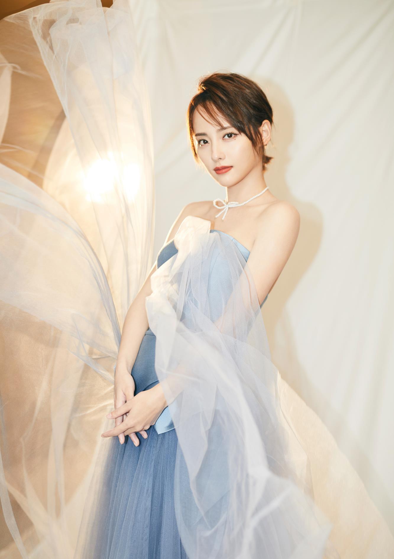 仙女|张嘉倪一袭水蓝色蛋糕裙温婉动人,32岁依然是小仙女,飘逸又灵动