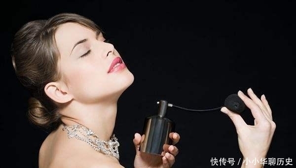 难闻|女人喷香水时，尽量少犯3个“错误”，不然味道易散，还难闻