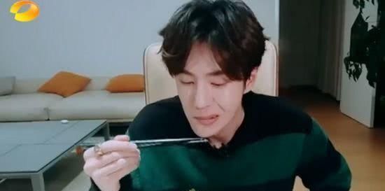 帮手|大张伟王一博在线挑战厨艺,一个让妈妈当帮手,一个状况频出