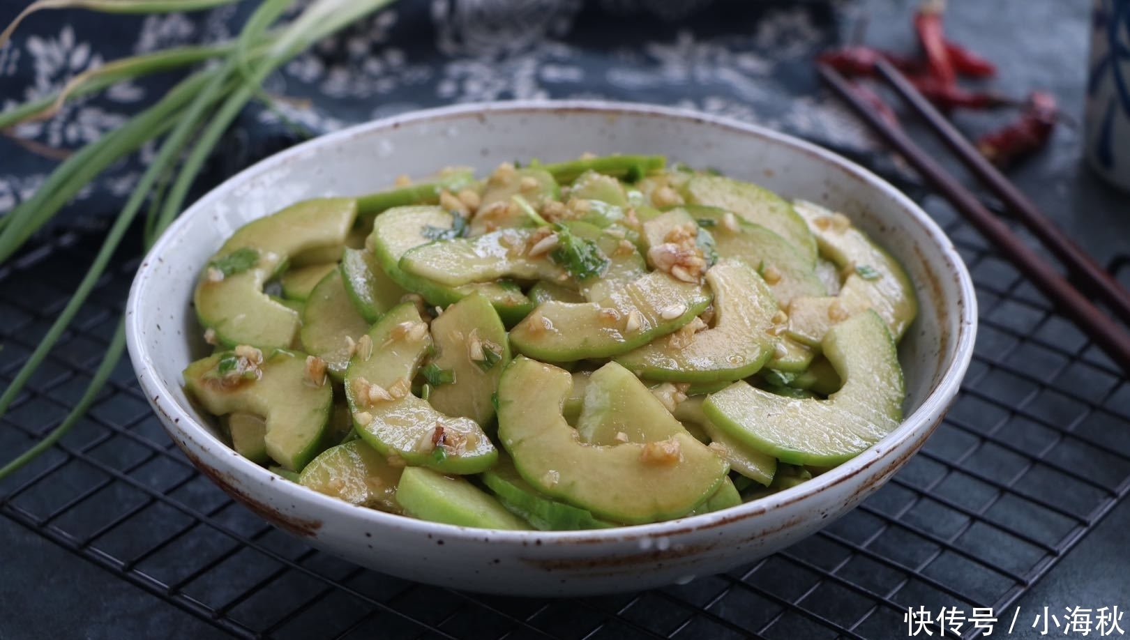 菜瓜|夏天别只知道凉拌黄瓜,比黄瓜更脆爽的凉拌菜,多吃清热解毒!