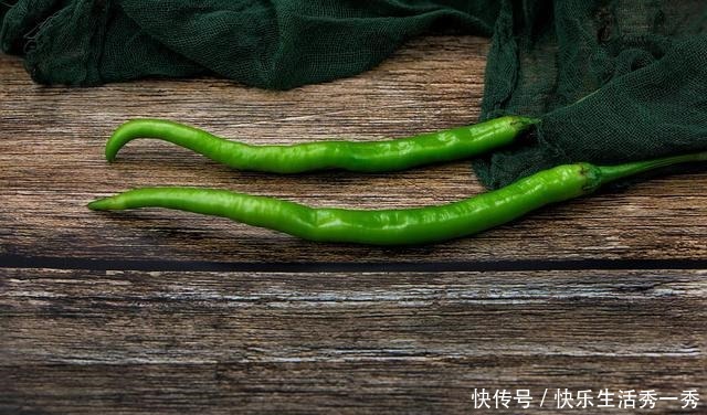 样食|原来青椒炒鸡蛋还能这样做,简单家常,多加1样食材,下饭特香