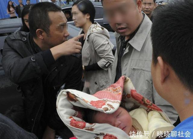 宝妈|人贩子当众抢娃，诬陷宝妈才是人贩子，宝妈的做法值得学习