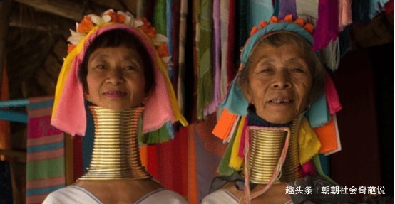 拍照|她们一生只摘三次环,洗澡只能用稻草塞进去洗,靠跟游客拍照为生