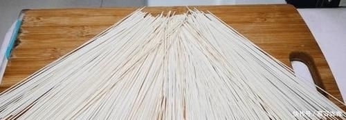 下锅|煮面条时,最忌水开下锅,大厨表哥透露“秘诀”,这样面条筋道不坨