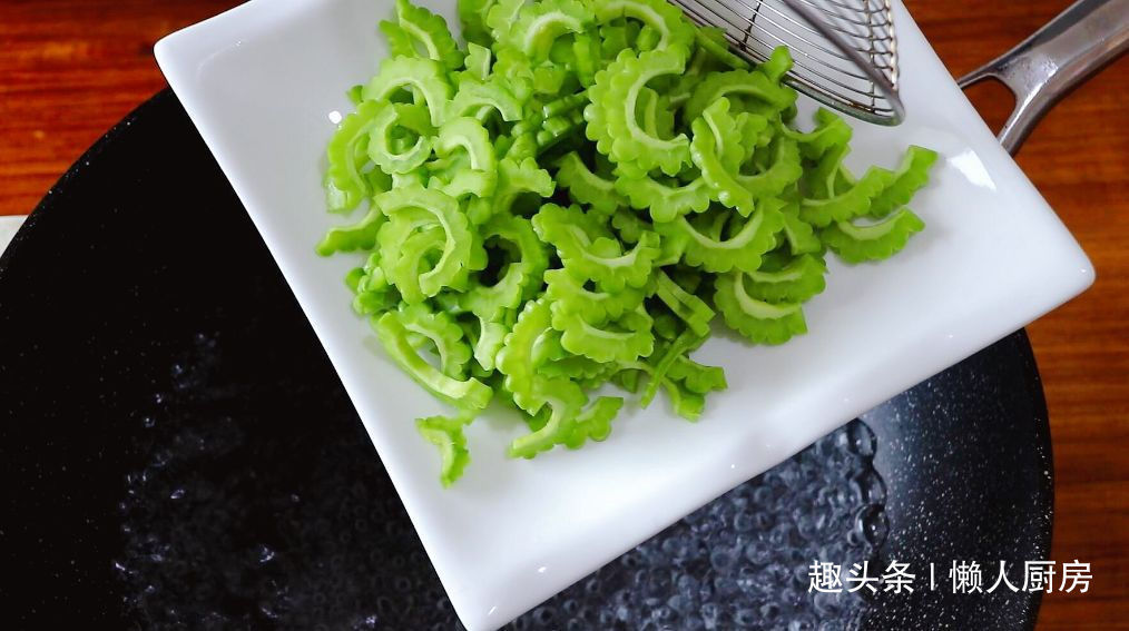  苦瓜|苦瓜怎么做好吃记住两点，能降低苦味，不爱吃苦瓜的人也爱吃