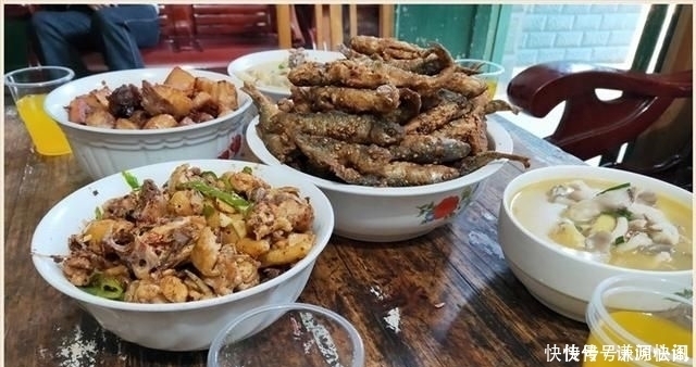 农村|农村订婚宴,8个人6道菜,客人觉得亲家太抠门,结果越吃越高兴