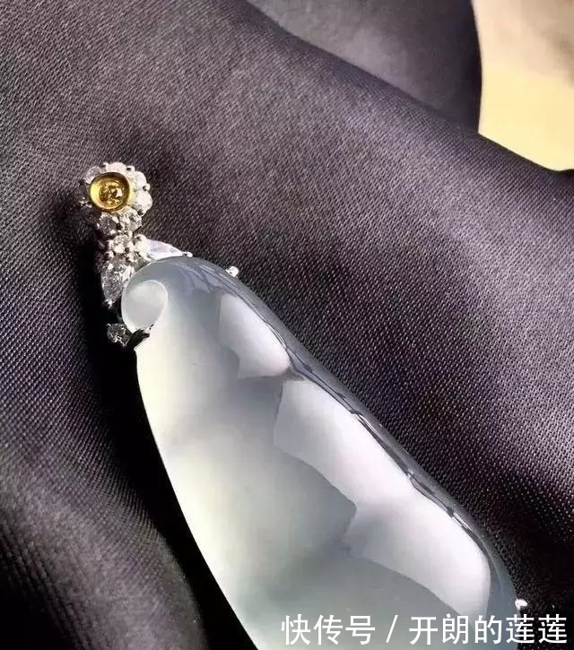 老大爷|老大爷嫌自己佩戴的翡翠水头不太好，用水一泡后，一看吓了一跳！