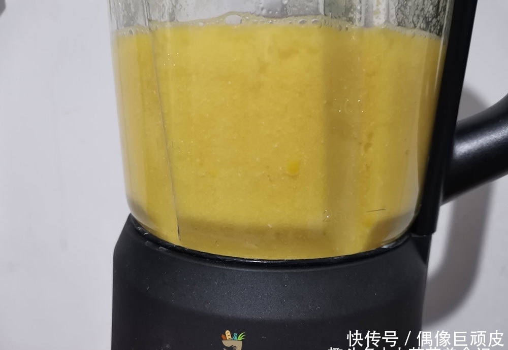 甜玉米|做玉米汁时,只放水可不行,多加一样食材,玉米汁香浓好喝又营养