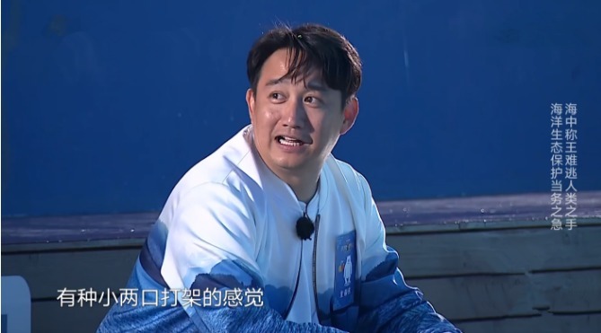 衣领|迪丽热巴拉张艺兴衣领,黄磊露标准“姨夫笑”,5个字真相了!