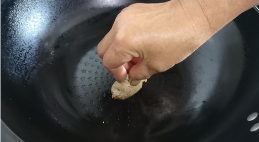 下锅|别管煎啥鱼,直接下锅就“废了”,牢记3个妙招,鱼肉不腥不破皮