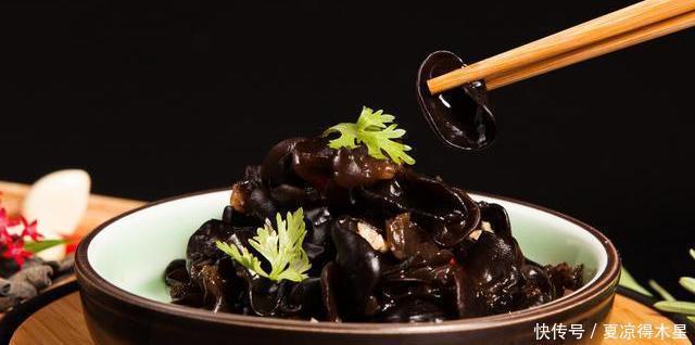 油锅|炒木耳,记得不能直接下油锅,大厨教我小窍门,木耳不炸锅更安全