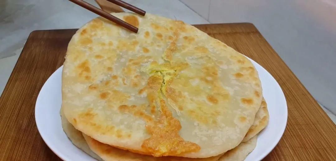 懒人|鸡蛋饼这样做太香了,教你懒人做法,鼓泡零失败,吃过就念念不忘!