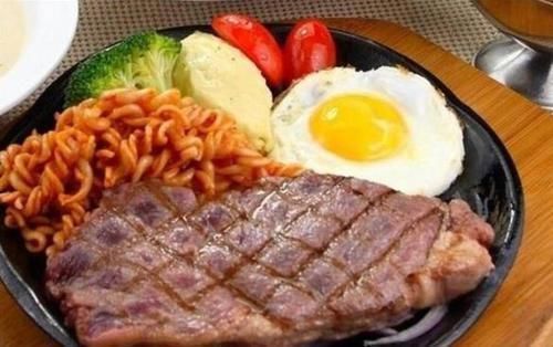 牛排|吃牛排时,为何餐厅要免费赠送一份面包不知道别瞎吃,会闹笑话