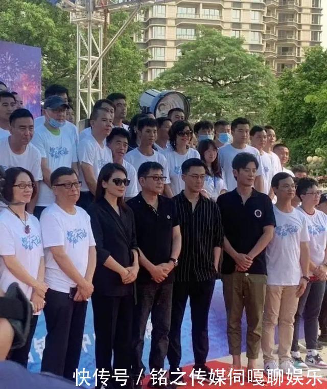 认不出|赵丽颖罗晋亮相新剧开机仪式！颖宝造型像小孩肤色黝黑变黑妞，罗晋黝黑认不出