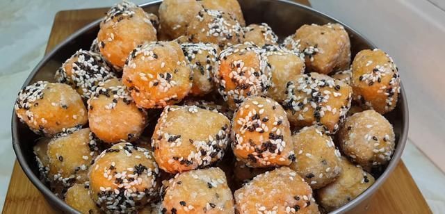  我家|我家面粉就爱这样做，加4个鸡蛋，做法比麻花简单，比油条都好吃