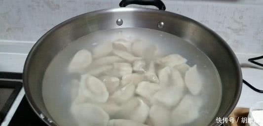  做错|煮饺子时，水开就下锅是错的！大厨：做错这一步，难怪饺子爱破皮