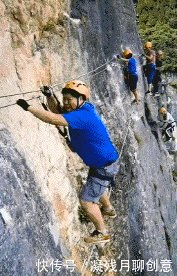 嫌弃|妹子，别光顾着臭美拍照了，瞧身后大哥嫌弃的表情，真是尴尬