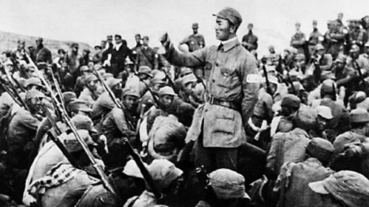 士兵|红军女兵给首长敬礼,首长却将她击毙,得知真相后士兵拍手叫绝