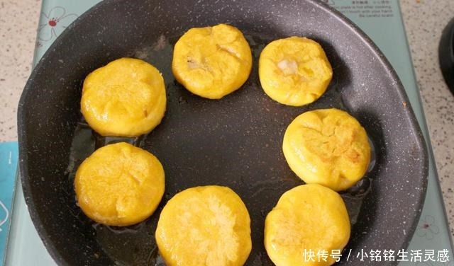 南瓜泥|早起5分钟,简单几步就能做出南瓜香蕉饼,煎一下两口一个