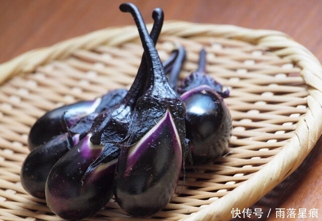 时别|买茄子选圆的还是直的?营养师:无论哪种,做茄子时别犯1个错误