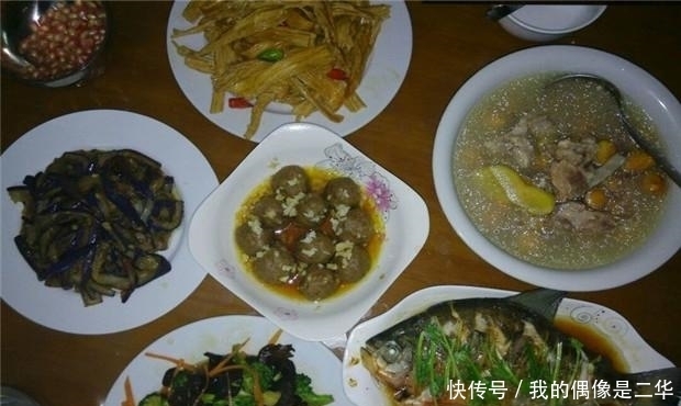 好友|礼拜天的丰富晚餐,老婆发到朋友圈,好友:简单精致,看着就好吃