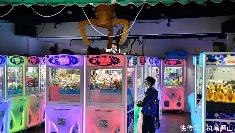 兑换|男子抓到平板电脑,要求兑换,娃娃机商家:抓到什么就是什么!