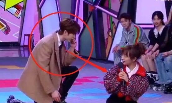  判若两人|蔡徐坤上《快本》，尖叫女粉丝意外走红，自拍照判若两人