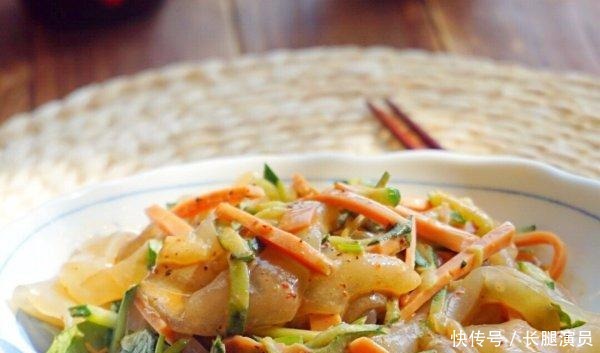 必备|家庭必备凉菜黄瓜拌凉皮,下酒的最佳凉菜,味道更是酸甜可口