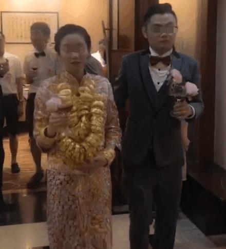 淡定|小伙参加同学的婚礼, 可是当新娘出来敬酒时候, 大家都不淡定了