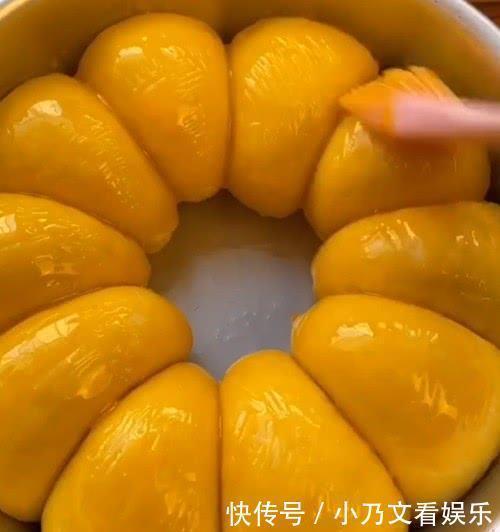  面包|3个鸡蛋1碗面粉，不用烤箱也能做面包，比买的还蓬松暄软，孩子最爱