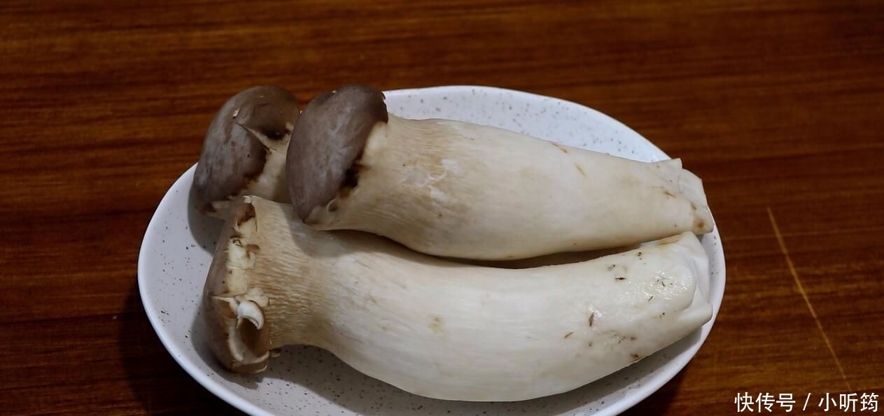 做法|教你杏鲍菇的简单做法,只用两种调味料就搞定,咸香酥脆