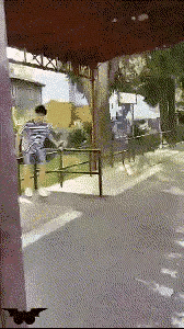 gif|搞笑gif趣图:上学时候的你:谁欺负我小弟了!出来!