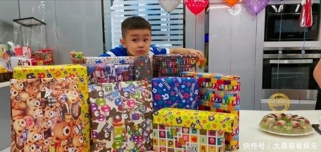  消瘦|感慨连连！羽坛名将李宗伟晒出一家合照，场面温馨自己却消瘦不少