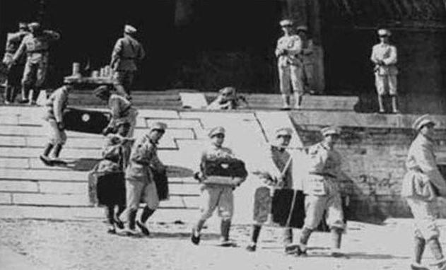 陵墓|乾隆死后有多惨?头骨被粉碎,尸身在臭水沟中浸泡!溥仪:此仇必报